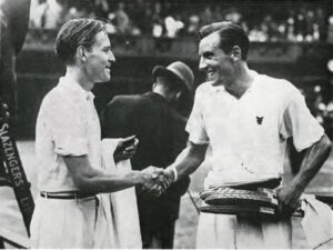 Erinnerungen an ein großes Wimbledonfinale: Gottfried von Cramm erreichte 1935 zum ersten Male das Endspiel im Herreneinzel, wo er die Überlegenheit des Vorjahrssiegers Fred Perry nach großem Kampfe anerkennen mußte. Auch im folgenden Jahre stand von Cramm wieder im Finale und abermals siegte der körperlich stabilere Engländer.