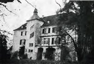Schloß Bodenburg bei Salzdetfurth im südlichen Niedersachsen, Sitz der Familie von Cramm. Hier nahm eine unübersehbare Trauergemeinde, unter ihnen Spieler der letzten fünf Jahrzehnte von Rang und Namen, aber auch aus der jüngeren Generation wie Wilhelm Bungert, Dr. Christion Kuhnke und Harald Elschenbroich Abschied von dem Manne, der wie keiner vor ihm das deutsche Tennis in der Weit hervorragend repräsentiert hat.