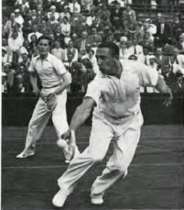 Gottfried von Cramm (links im Bild) in seinem zweiten Erfolgsjahr (1932). Mit dem fünf Jahre älteren Daniel Prenn (rechts) bildete er auf Anhieb ein großartiges Doppel, das jedoch seine Weltklasse nie beweisen konnte, weil Prenn 1933 emigrieren mußte.